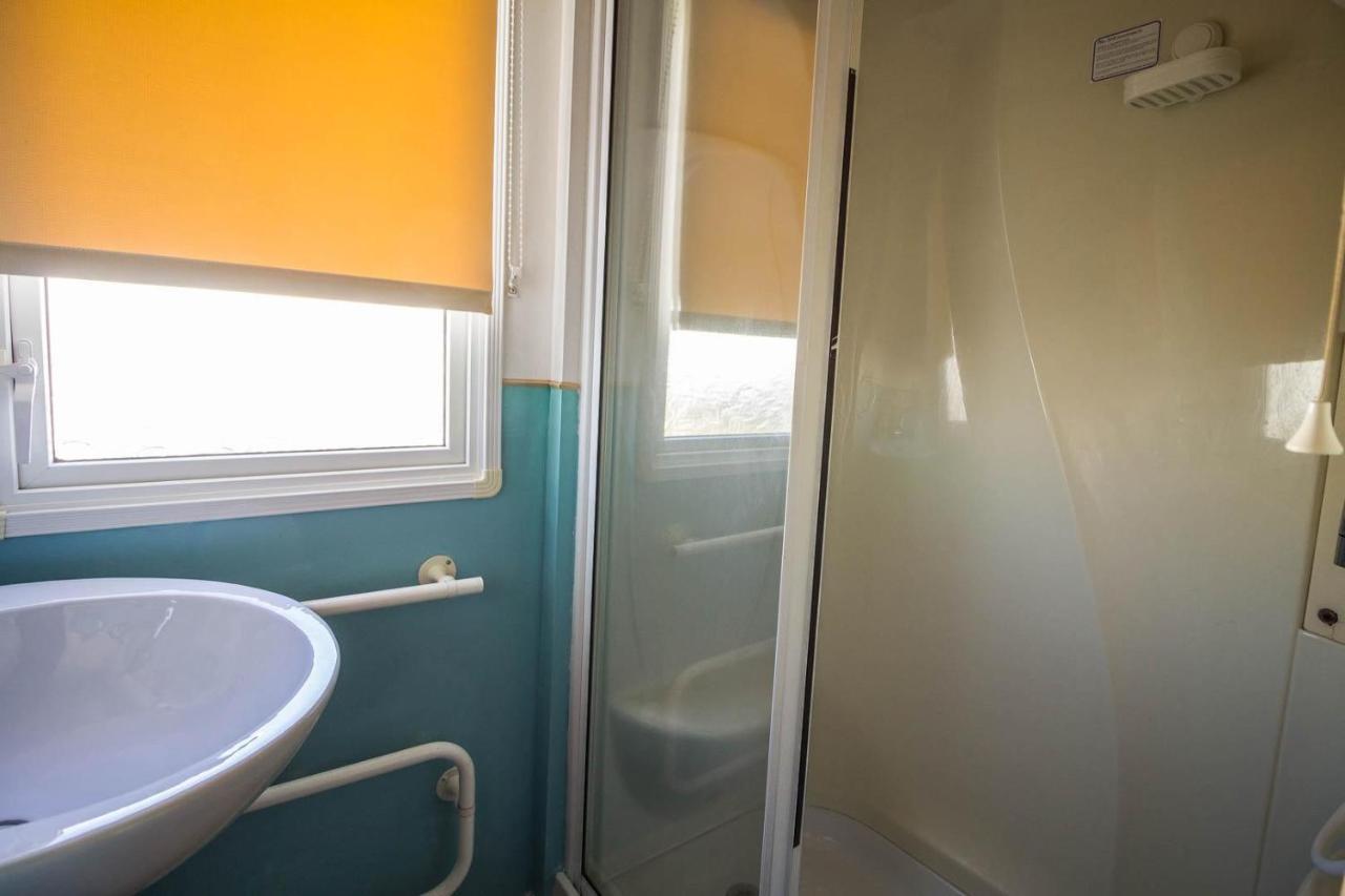 Hotel Lovely Caravan With Wifi At Broadland Sands In Suffolk Ref 20035Bs Hopton on Sea Exteriér fotografie